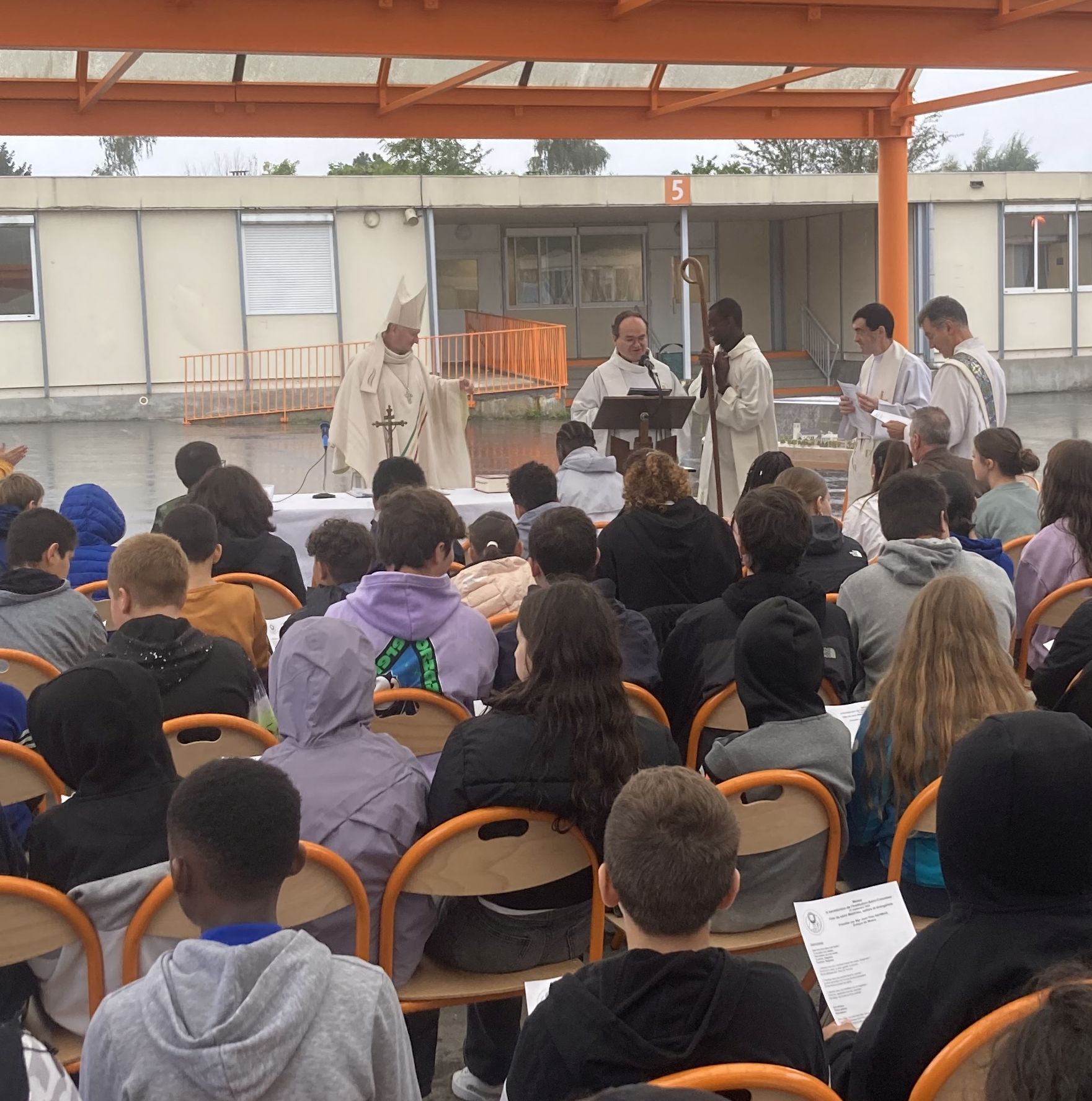 Mgr Jean-Yves Nahmias, évêque de Meaux, a inauguré l’Institution Saint-Colomban