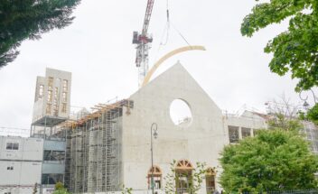 À Chelles, la charpente de la future église-sanctuaire Sainte-Bathilde s’élève.